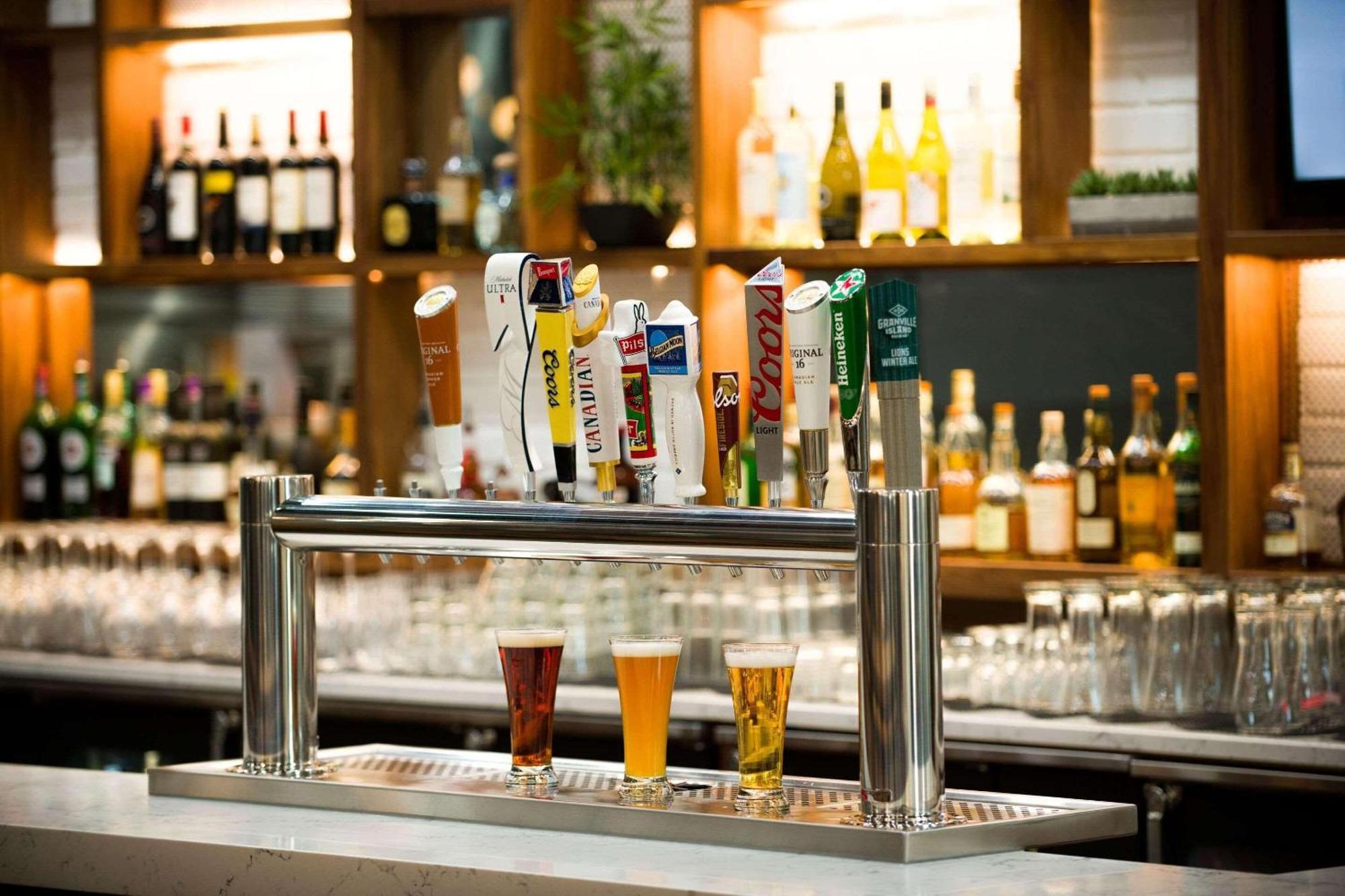 Radisson Hotel & Suites Fort Mcmurray Ngoại thất bức ảnh