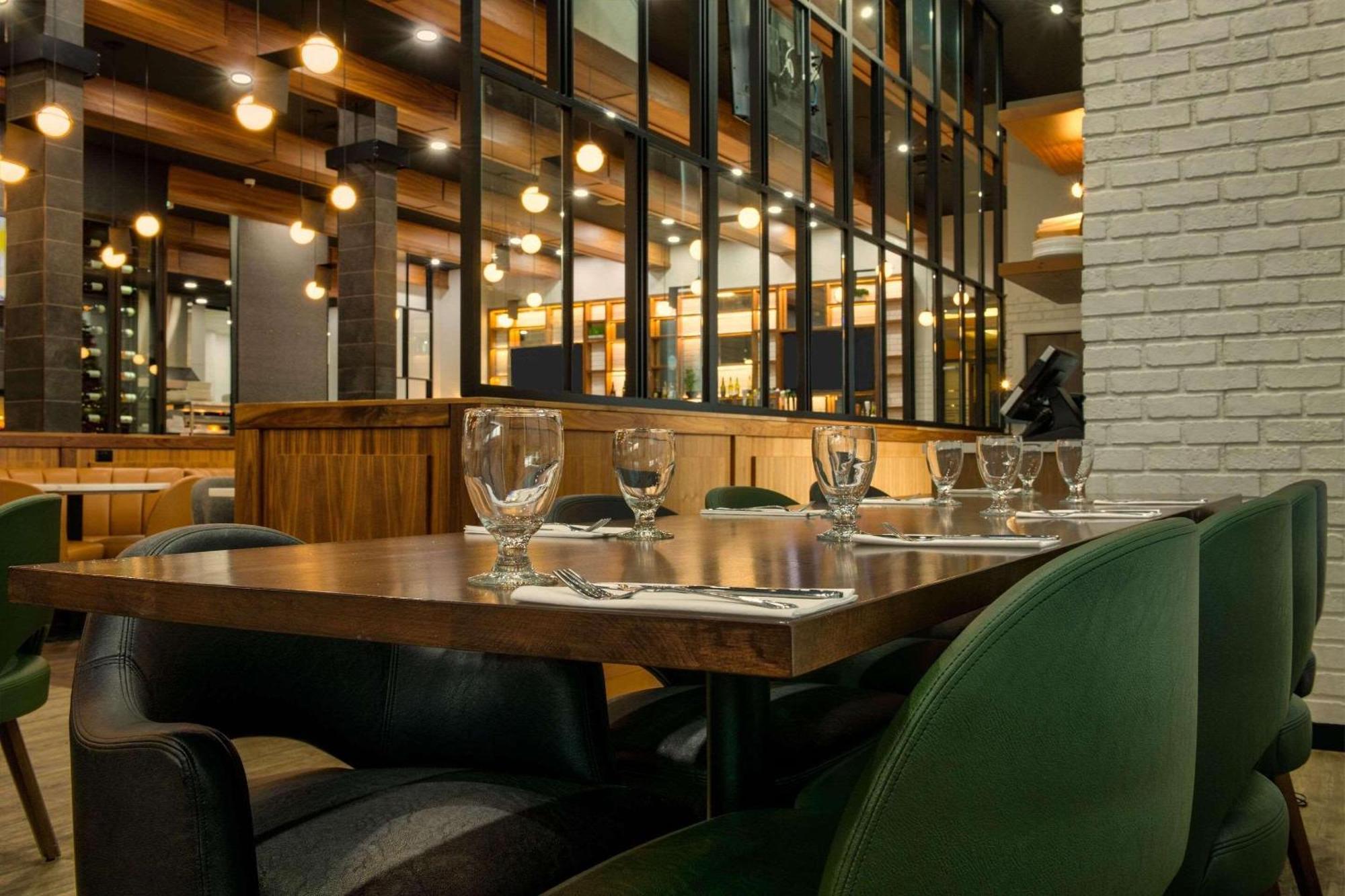 Radisson Hotel & Suites Fort Mcmurray Ngoại thất bức ảnh