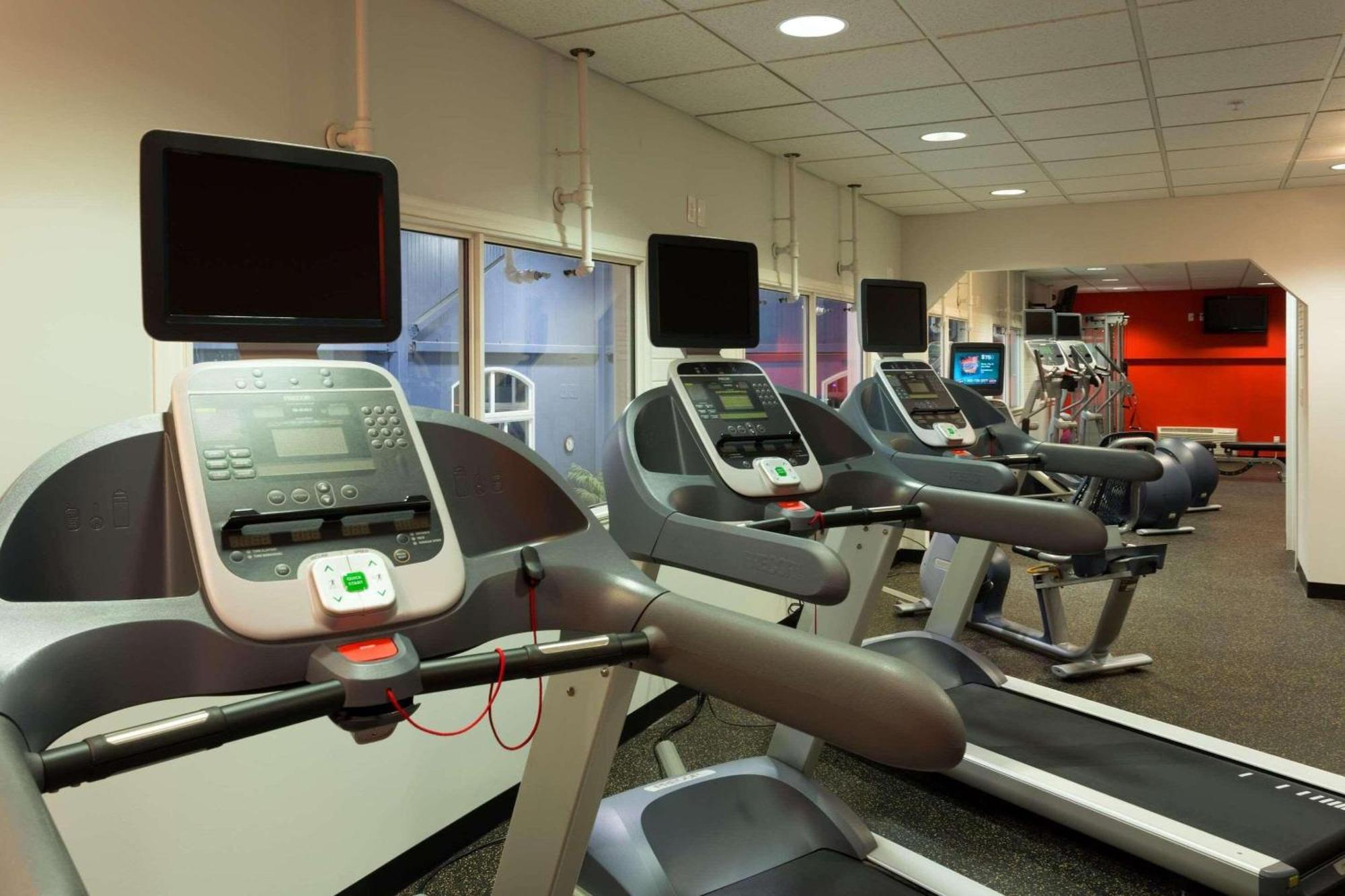 Radisson Hotel & Suites Fort Mcmurray Ngoại thất bức ảnh