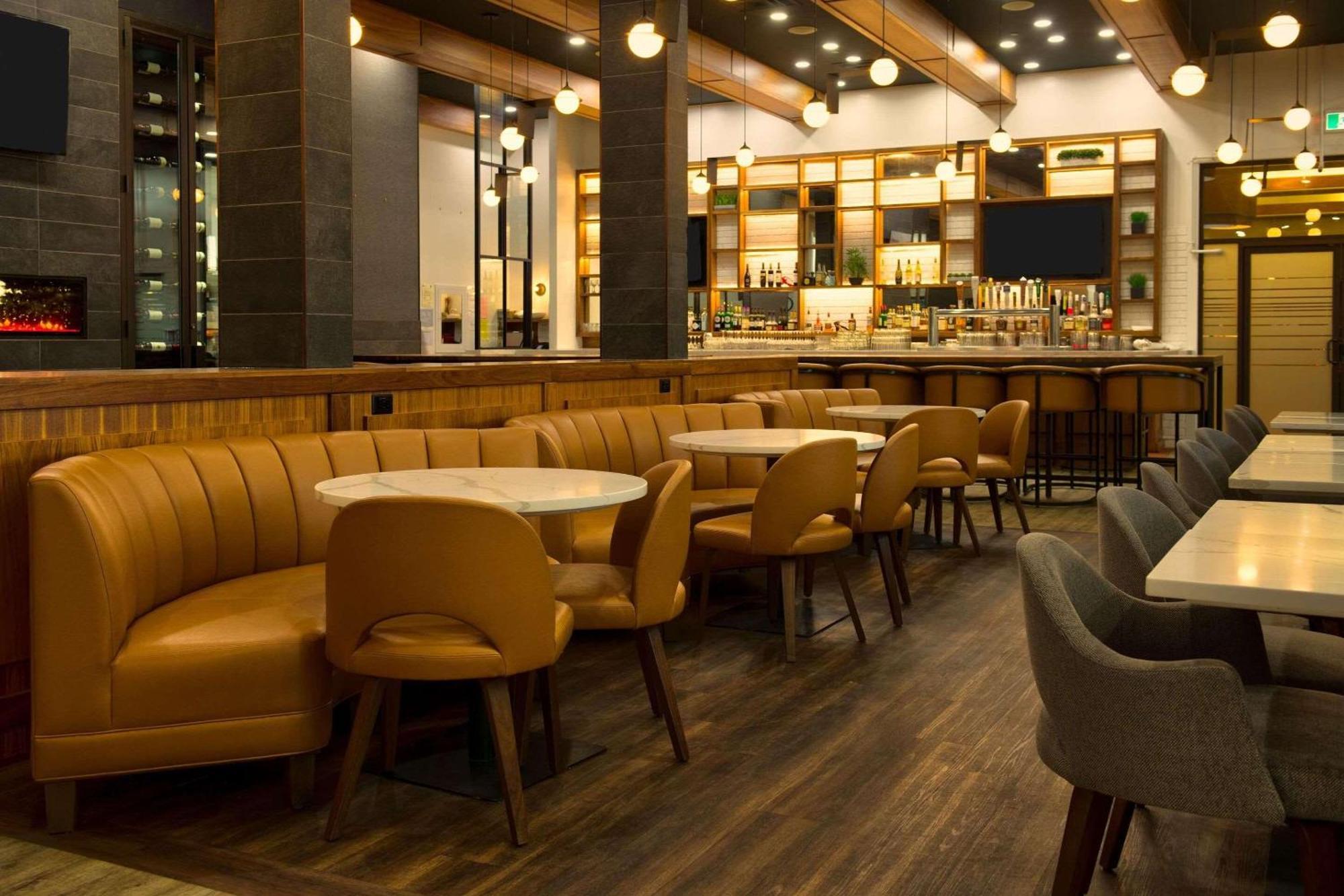 Radisson Hotel & Suites Fort Mcmurray Ngoại thất bức ảnh