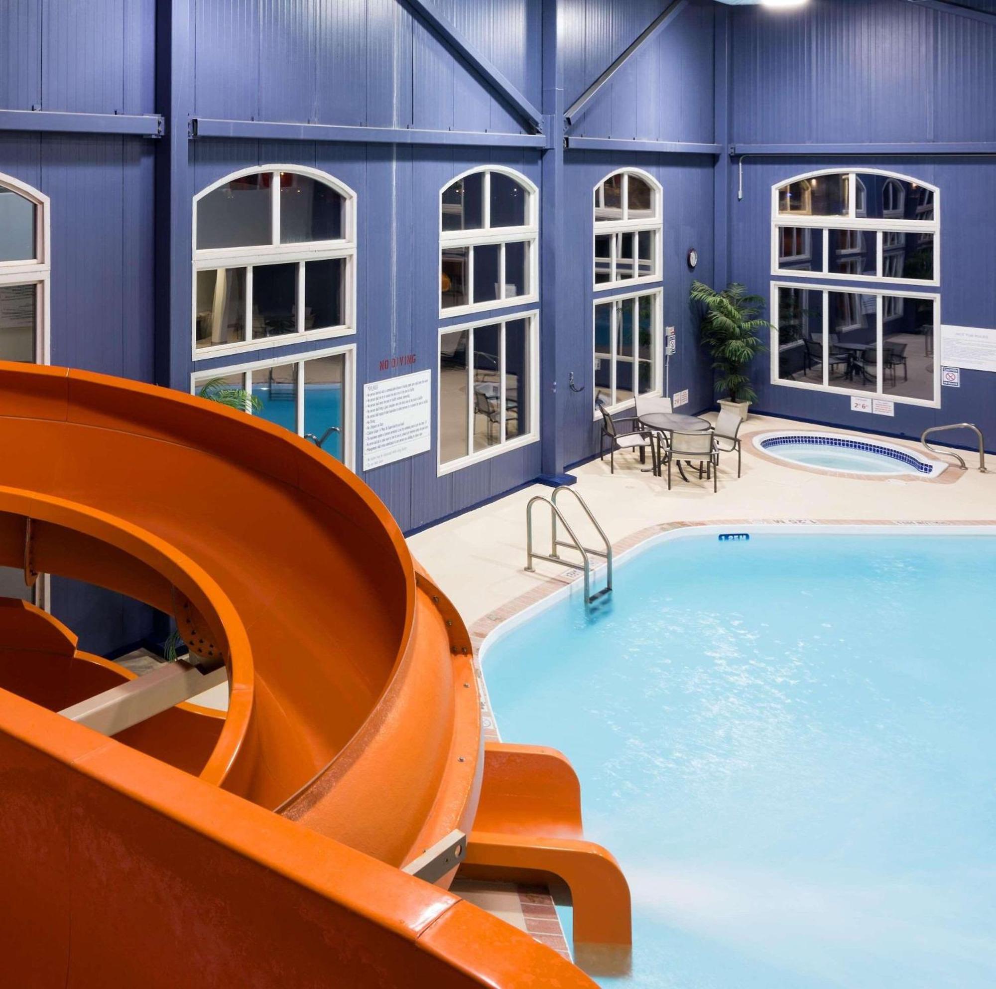 Radisson Hotel & Suites Fort Mcmurray Ngoại thất bức ảnh
