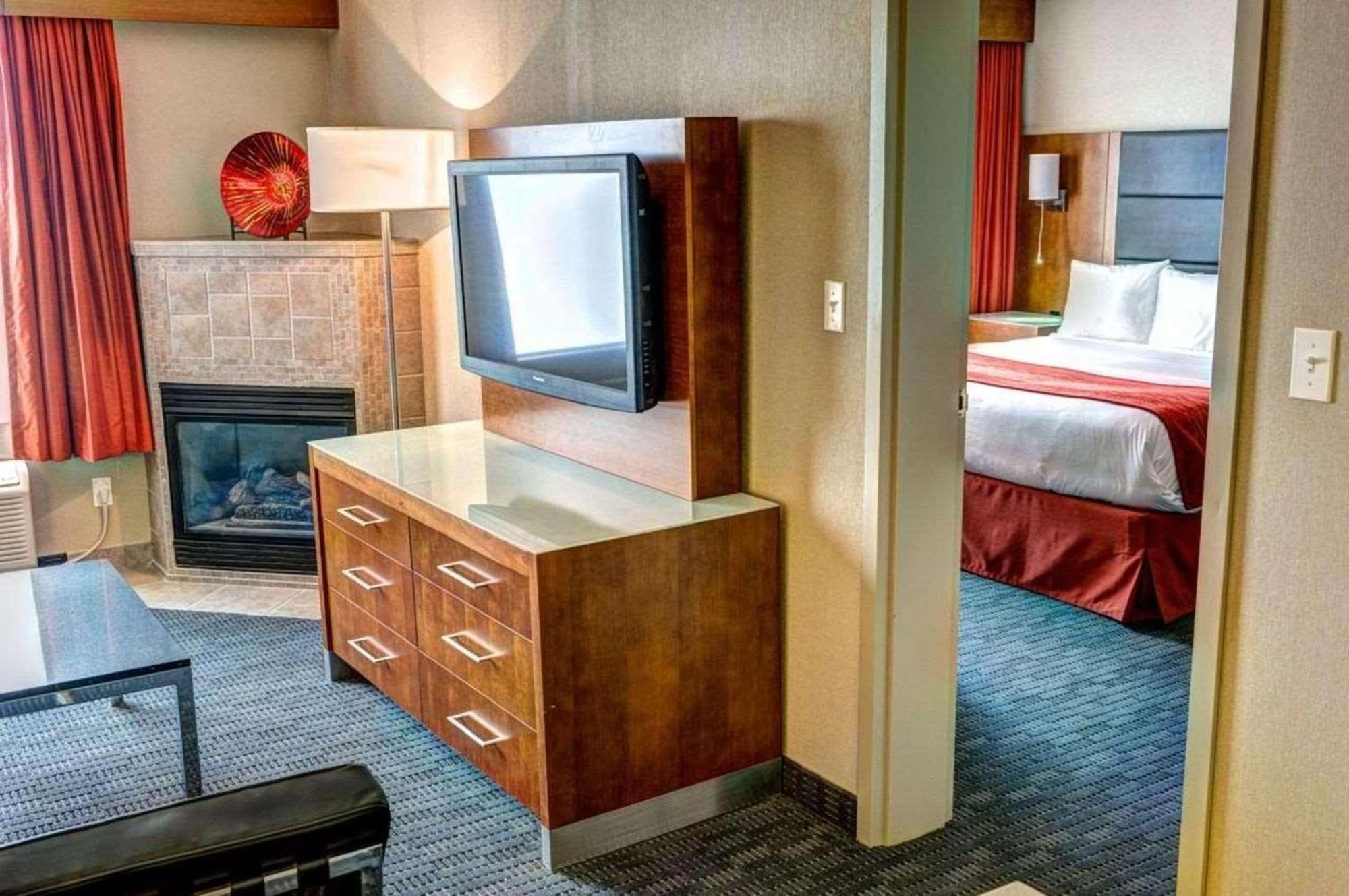 Radisson Hotel & Suites Fort Mcmurray Ngoại thất bức ảnh