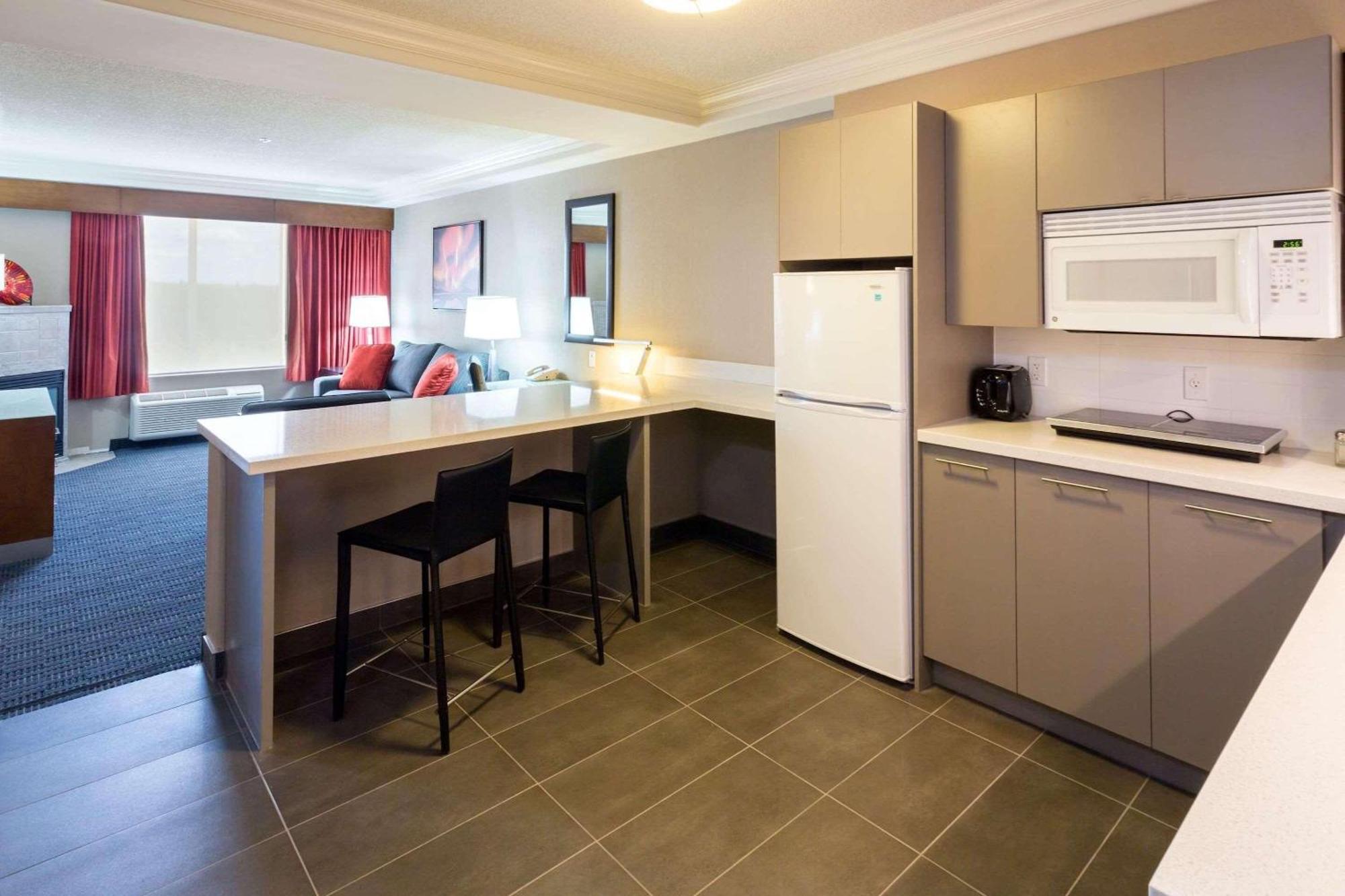 Radisson Hotel & Suites Fort Mcmurray Ngoại thất bức ảnh
