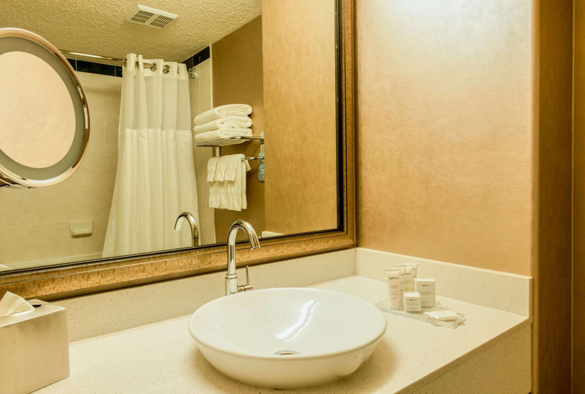 Radisson Hotel & Suites Fort Mcmurray Ngoại thất bức ảnh