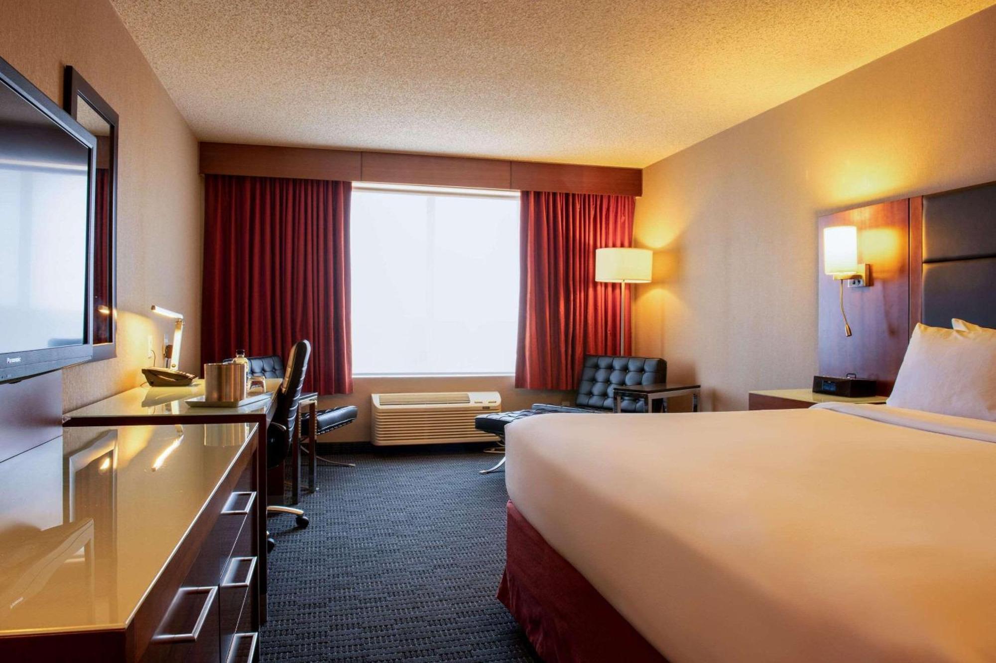 Radisson Hotel & Suites Fort Mcmurray Ngoại thất bức ảnh