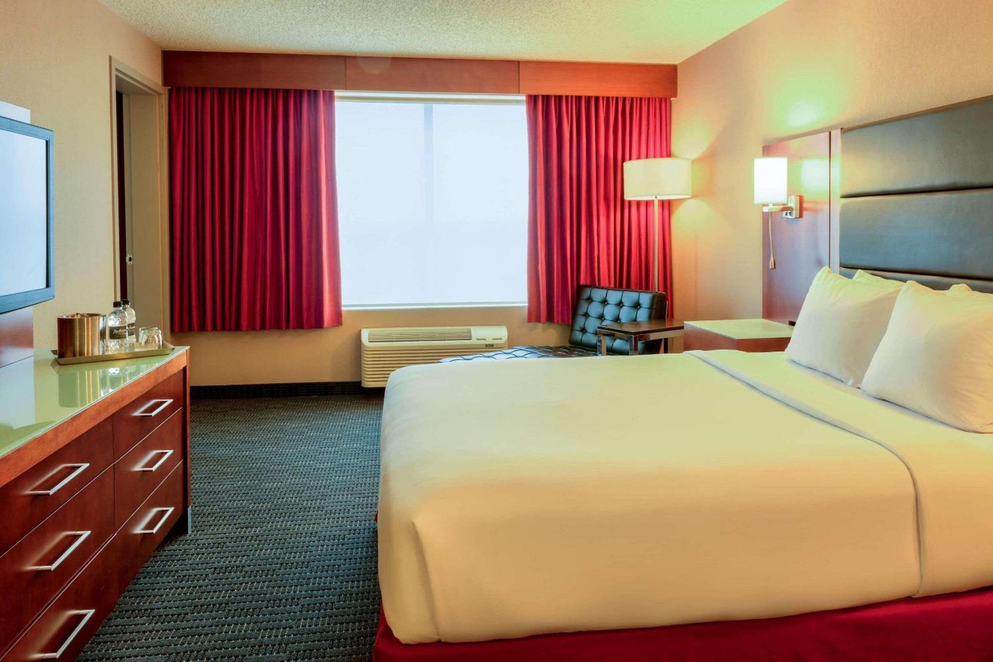 Radisson Hotel & Suites Fort Mcmurray Ngoại thất bức ảnh
