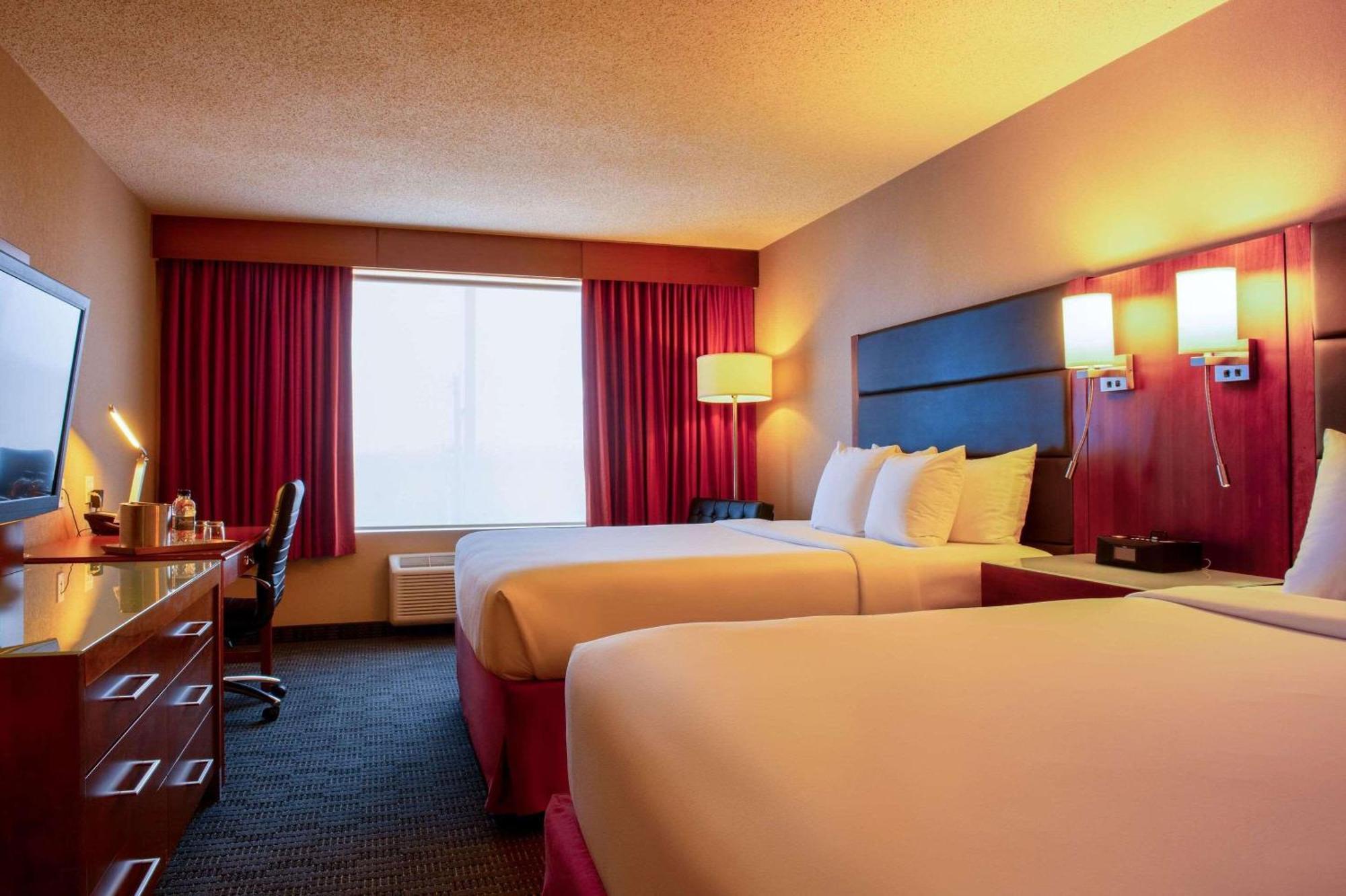 Radisson Hotel & Suites Fort Mcmurray Ngoại thất bức ảnh