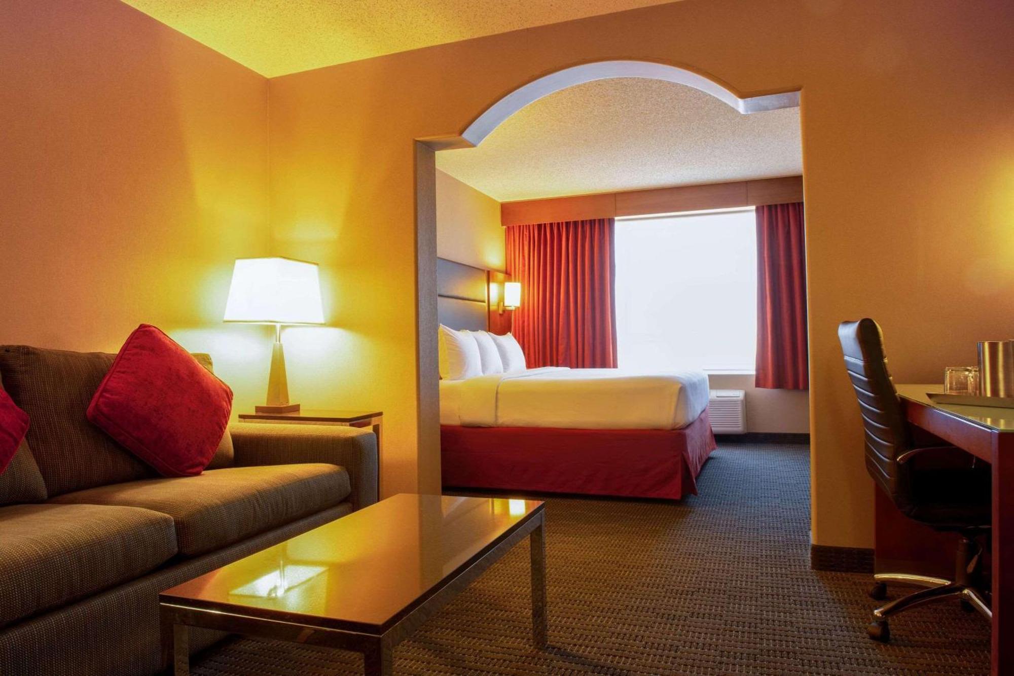 Radisson Hotel & Suites Fort Mcmurray Ngoại thất bức ảnh