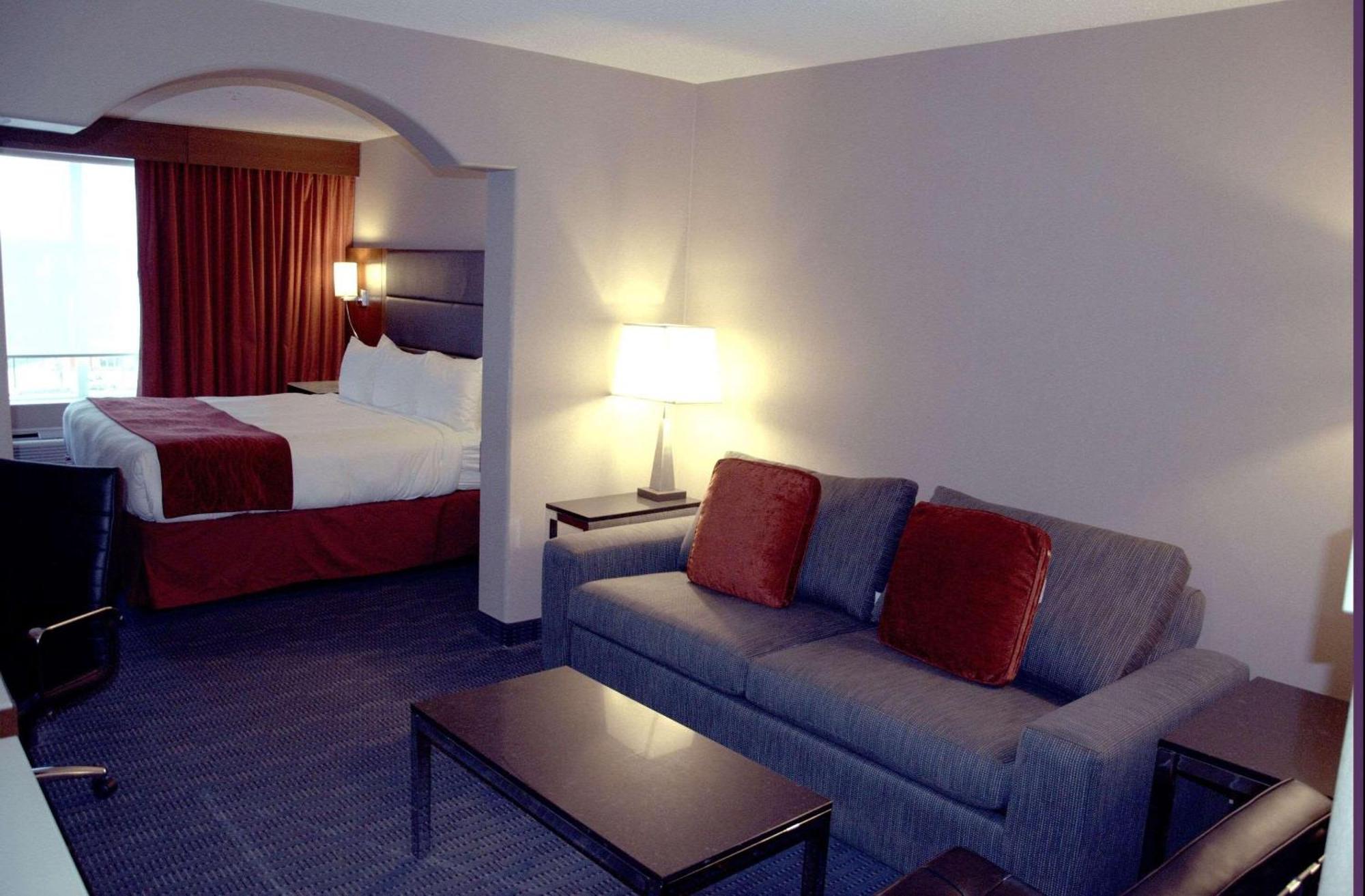 Radisson Hotel & Suites Fort Mcmurray Ngoại thất bức ảnh