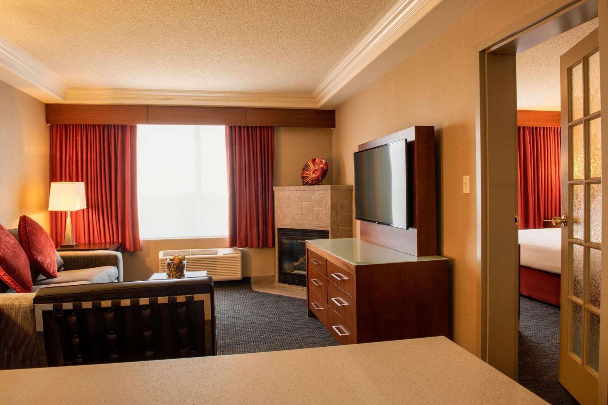 Radisson Hotel & Suites Fort Mcmurray Ngoại thất bức ảnh