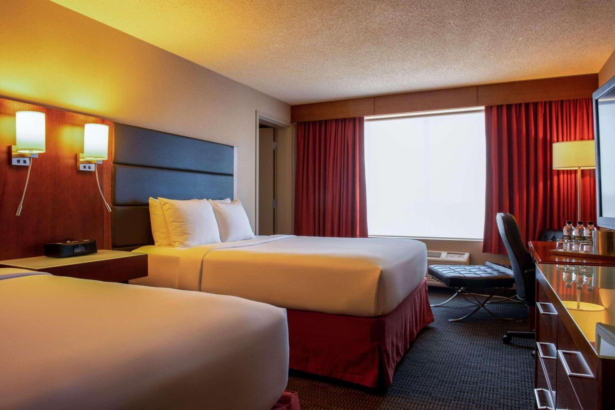 Radisson Hotel & Suites Fort Mcmurray Ngoại thất bức ảnh