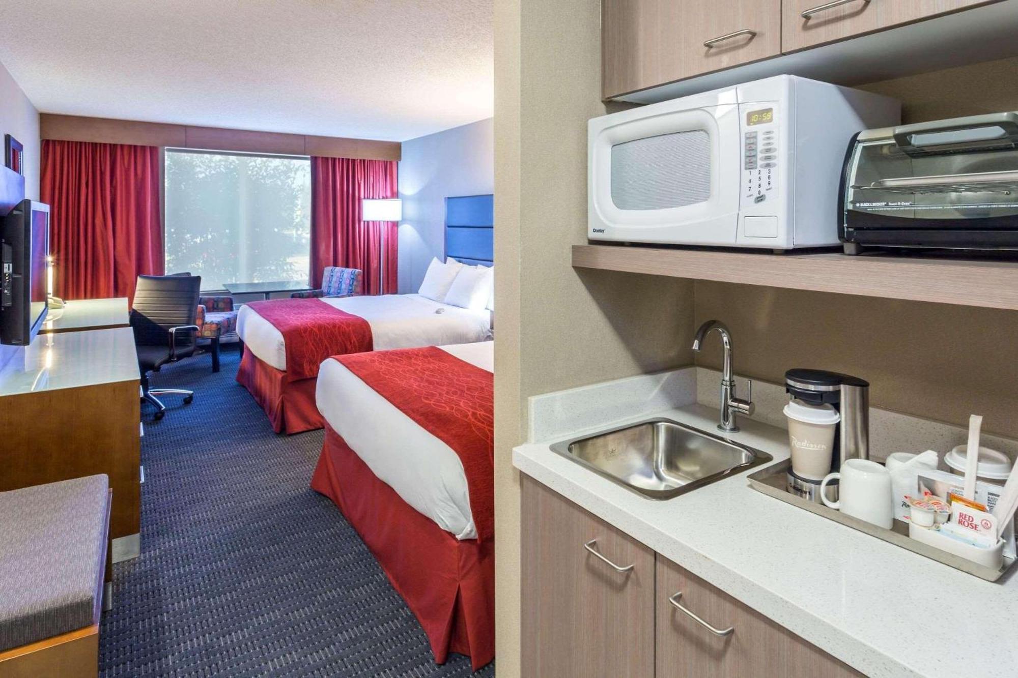 Radisson Hotel & Suites Fort Mcmurray Ngoại thất bức ảnh