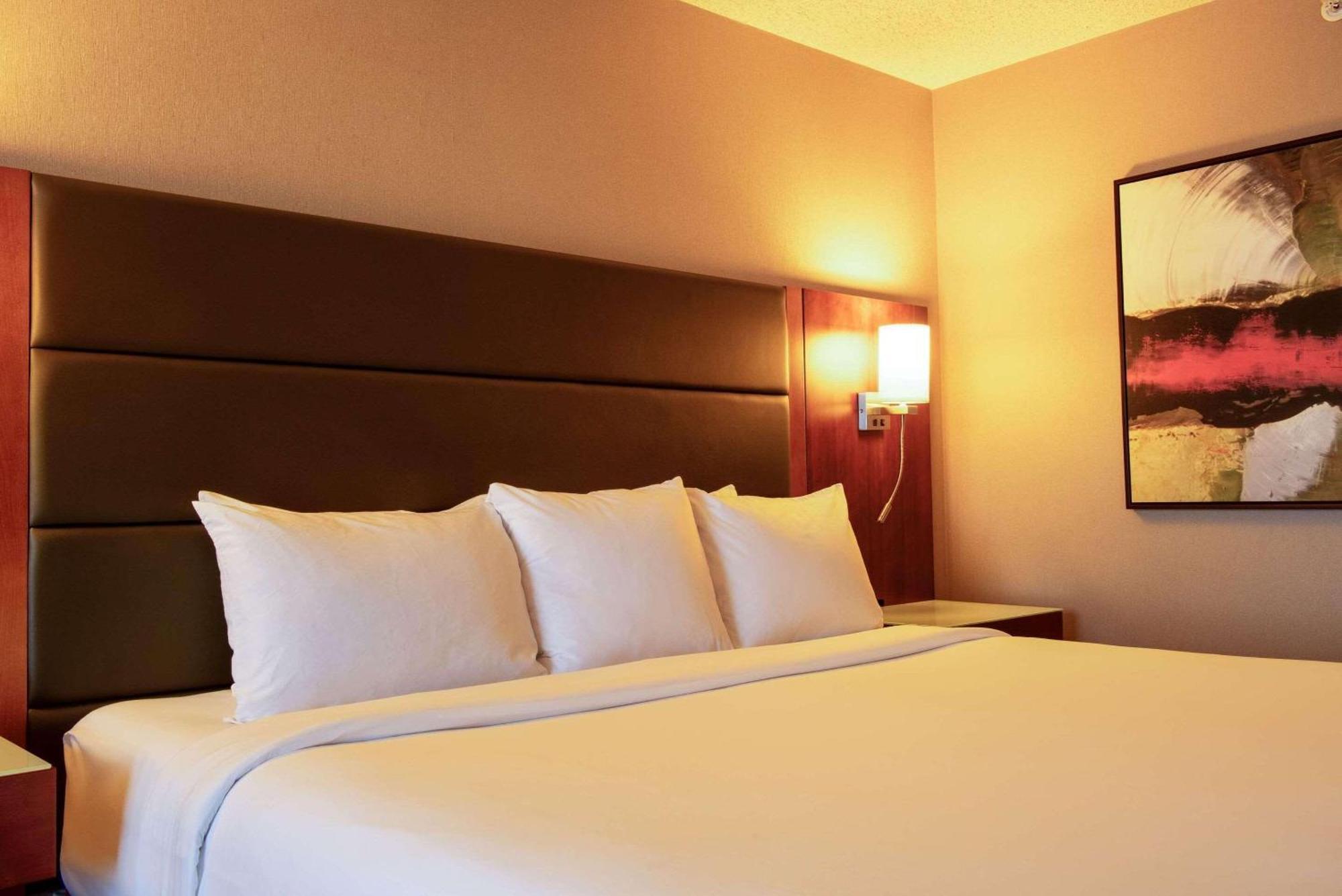 Radisson Hotel & Suites Fort Mcmurray Ngoại thất bức ảnh