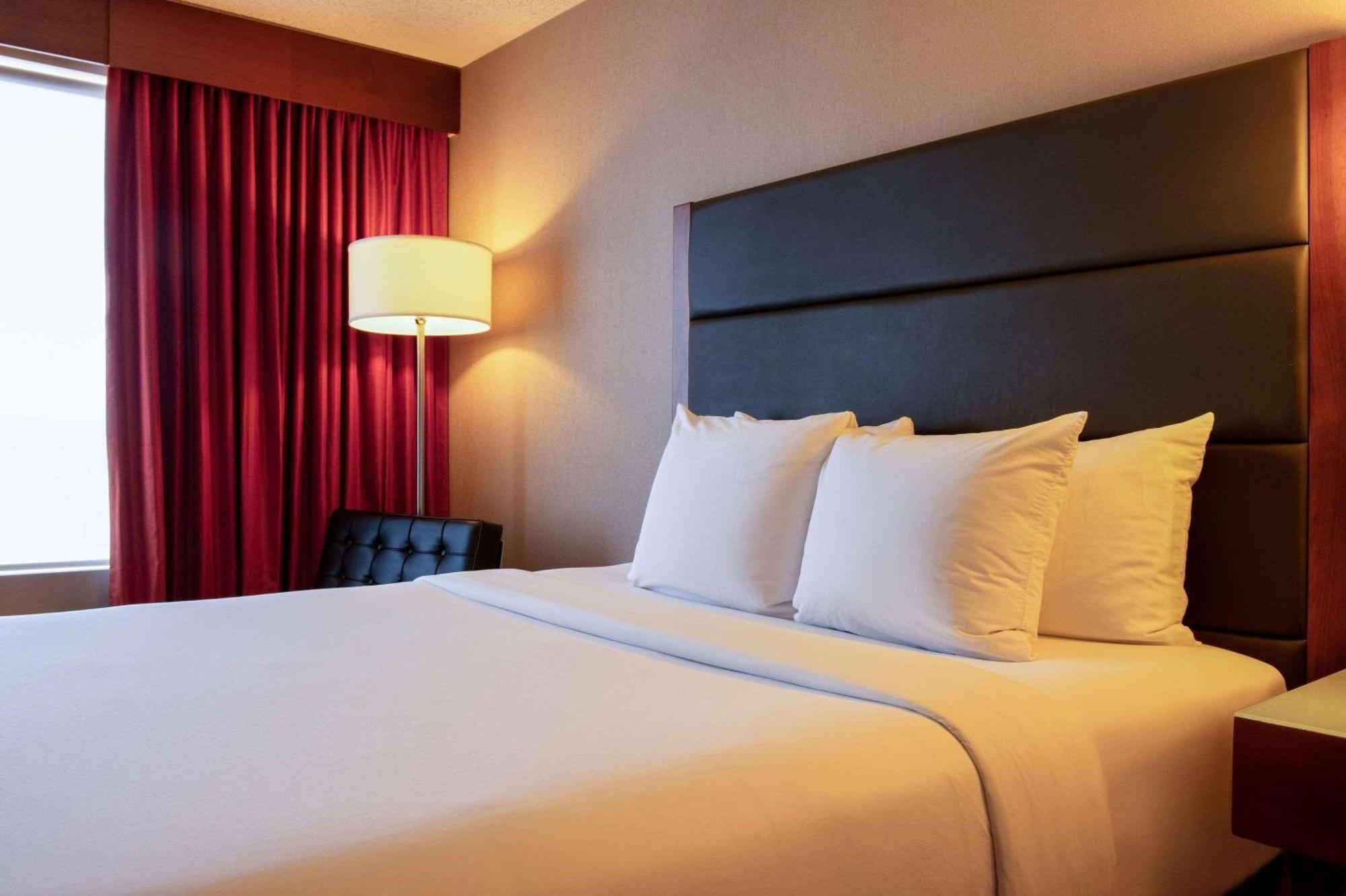Radisson Hotel & Suites Fort Mcmurray Ngoại thất bức ảnh