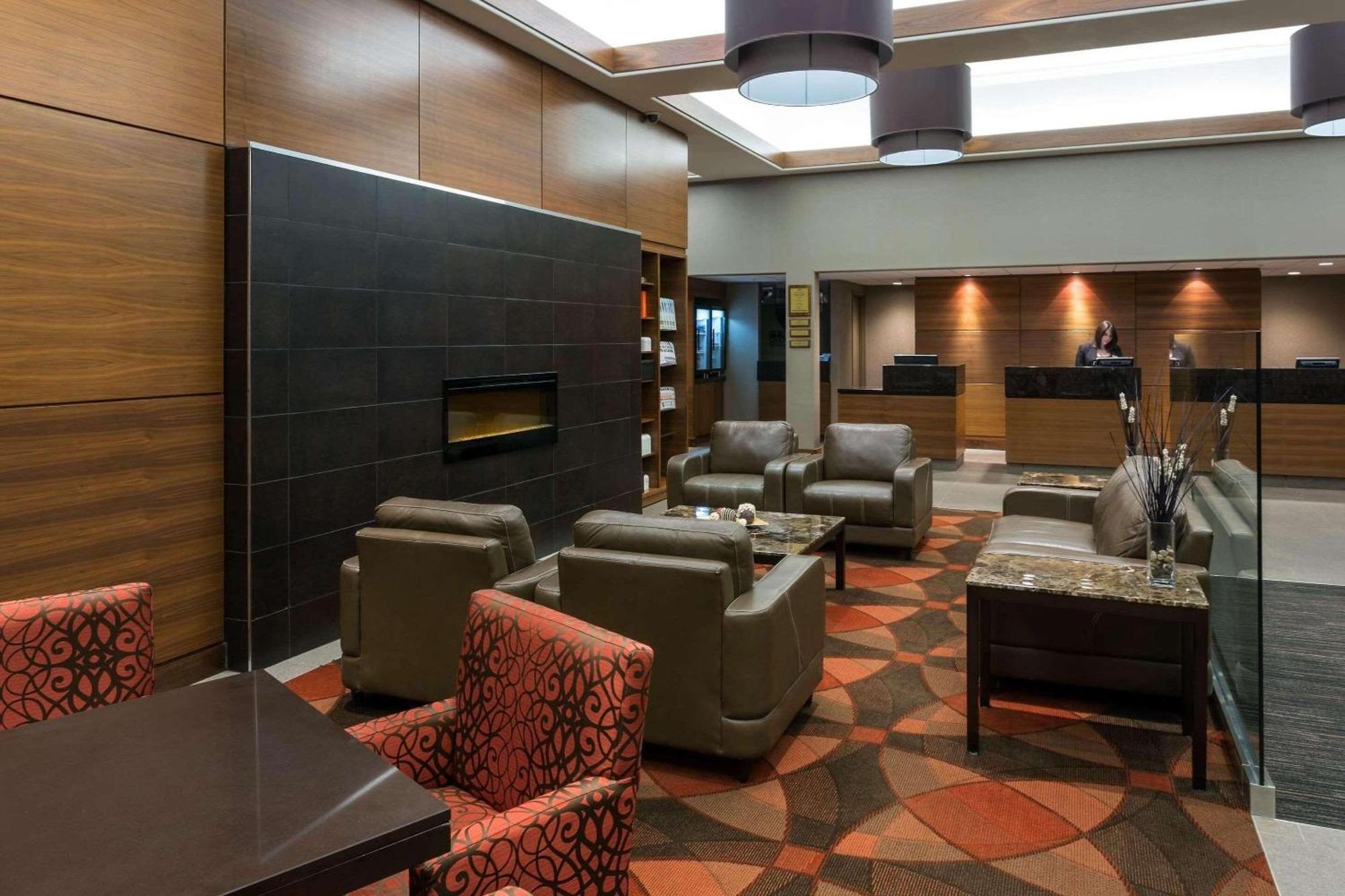 Radisson Hotel & Suites Fort Mcmurray Ngoại thất bức ảnh
