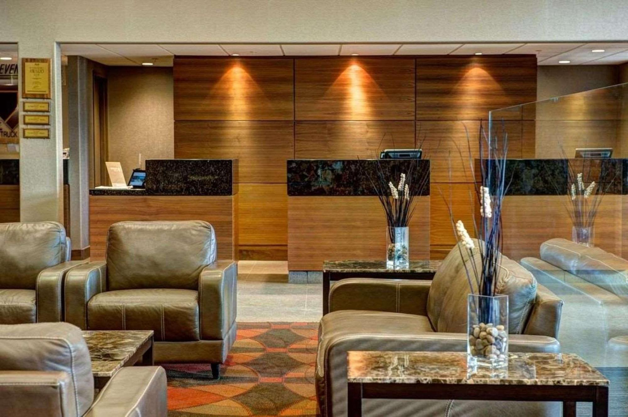 Radisson Hotel & Suites Fort Mcmurray Ngoại thất bức ảnh