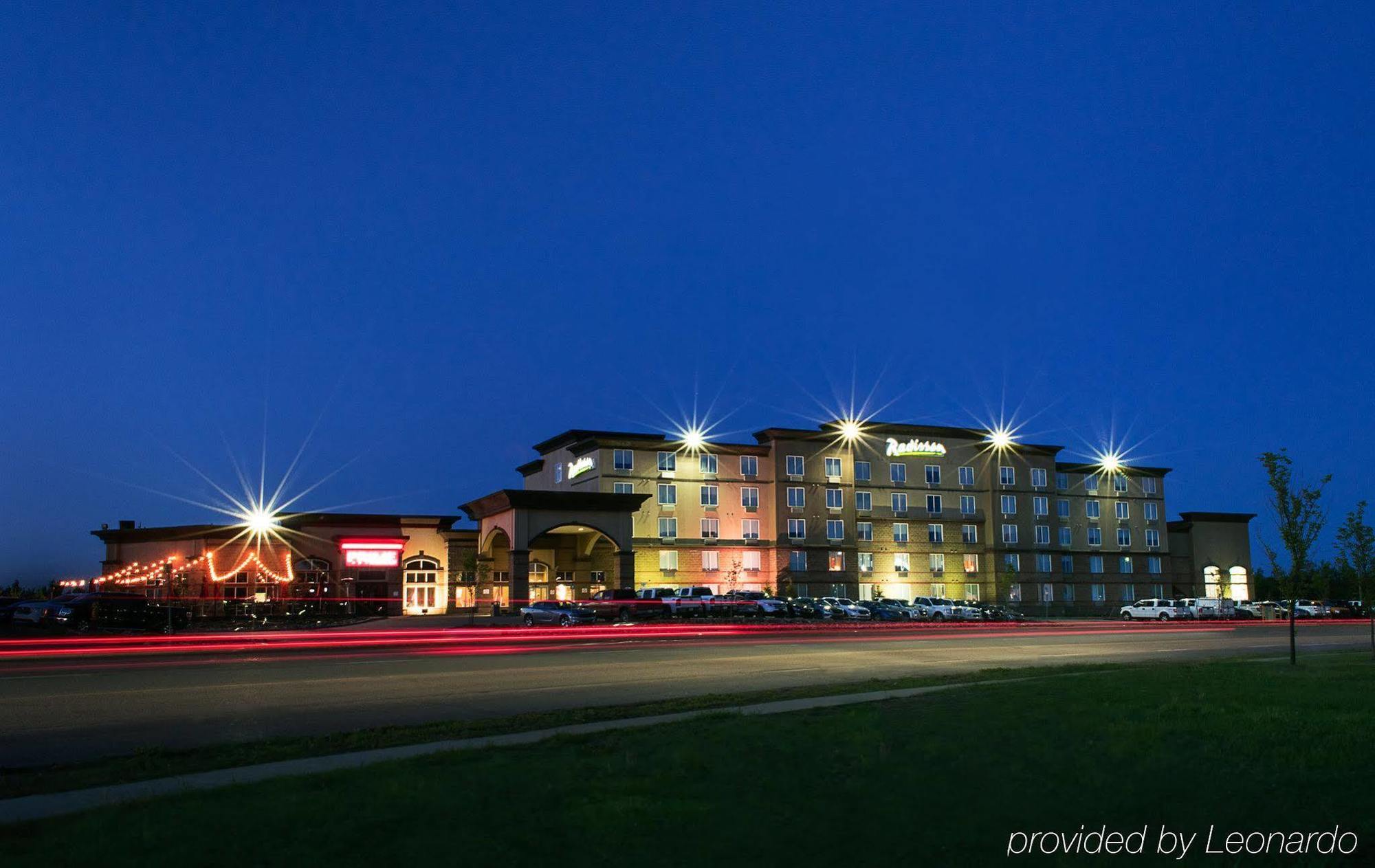 Radisson Hotel & Suites Fort Mcmurray Ngoại thất bức ảnh